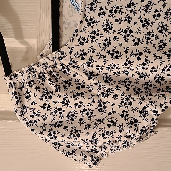 THEREABOUTS GIRLS PLUS SIZE BLACK & WHITE FLORAL SHORT SLEEVE TOP SIZE XL 18.5P - Picture 2 of 7